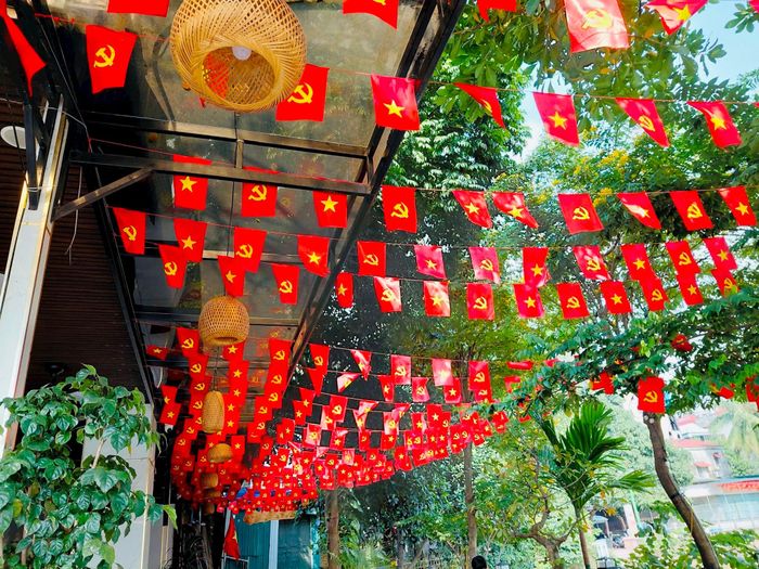 Trên nhiều tuyến đường, khu dân cư và không gian công cộng của phường Khương Đình, sắc đỏ của cờ Tổ quốc nổi bật, hòa cùng băng rôn, khẩu hiệu tuyên truyền, tạo không khí rộn ràng hướng tới ngày Quốc khánh 2-9. Ảnh: HT