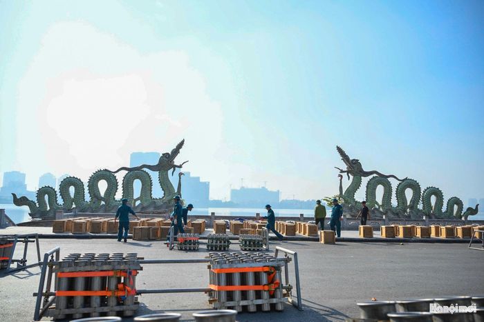 Các trận địa được tổ chức bắn kết hợp pháo hoa tầm cao và tầm thấp. Tổng cộng, chương trình sử dụng 3.700 quả pháo hoa nổ tầm cao và 390 giàn pháo hoa nổ tầm thấp. Riêng trận địa tại vườn hoa Lạc Long Quân sử dụng 700 quả pháo hoa nổ tầm cao và 90 giàn pháo hoa nổ tầm thấp.