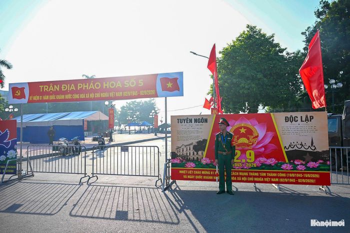 Để chương trình diễn ra đúng thời gian, an toàn, các lực lượng tiếp tục hoàn thiện những khâu cuối cùng tại trận địa, đồng thời duy trì nghiêm các yêu cầu về kỹ thuật và an toàn. Màn pháo hoa trong đêm Quốc khánh sẽ tạo điểm nhấn rực rỡ, góp phần mang đến không khí vui tươi, phấn khởi để người dân Thủ đô và du khách cùng chào mừng ngày lễ trọng đại của đất nước.