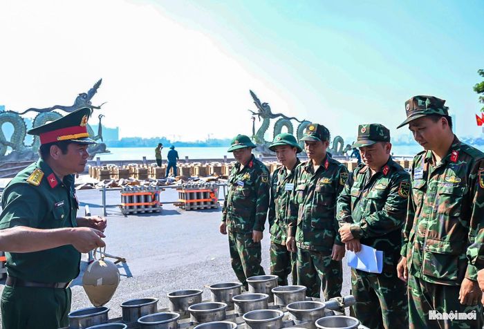 Tại trận địa pháo hoa số 5, Thượng tá Nguyễn Đình Thắng, Chỉ huy trưởng Ban Chỉ huy quân sự phường Tây Hồ trực tiếp hướng dẫn và kiểm tra công tác lắp đặt.