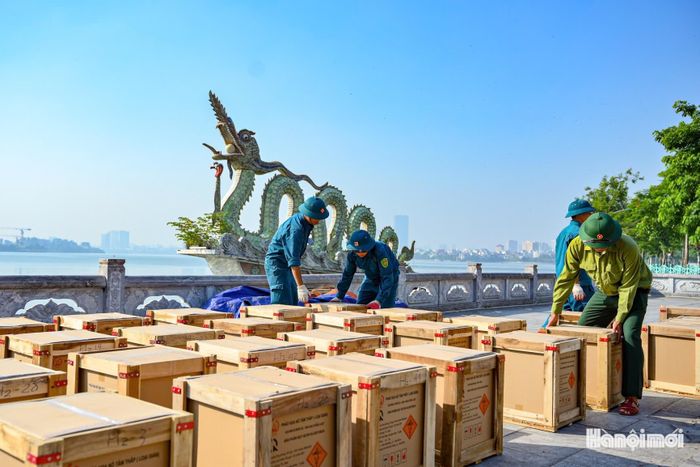 Ghi nhận sáng 2-9 tại khu vực phường Tây Hồ, công tác chuẩn bị tại trận địa pháo hoa diễn ra khẩn trương, nghiêm túc. Lực lượng dân quân tự vệ có mặt từ rất sớm, phối hợp tập kết pháo hoa, vận chuyển vật tư và triển khai các phần việc theo phương án đã được chuẩn bị từ trước.