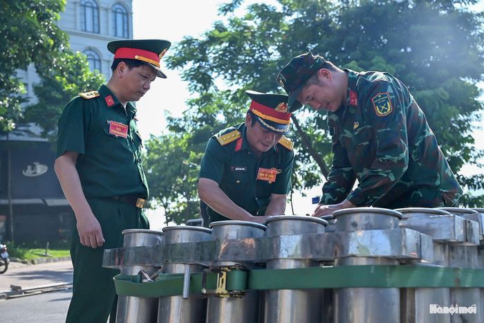 Các lực lượng tiến hành bố trí hệ thống pháo theo đúng sơ đồ, bảo đảm từng vị trí được xác định chính xác trước khi hoàn tất các bước kỹ thuật.