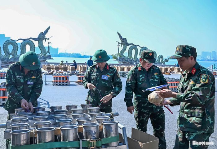 Công tác đấu nối kíp nổ, lắp đặt hệ thống điều khiển được thực hiện nghiêm ngặt. Các khâu đều được kiểm tra kỹ nhằm bảo đảm yêu cầu về kỹ thuật, an toàn và chất lượng trước thời điểm khai hỏa. Việc chuẩn bị được triển khai đồng bộ, đúng phương án, hạn chế tối đa nguy cơ mất an toàn trong quá trình vận hành.