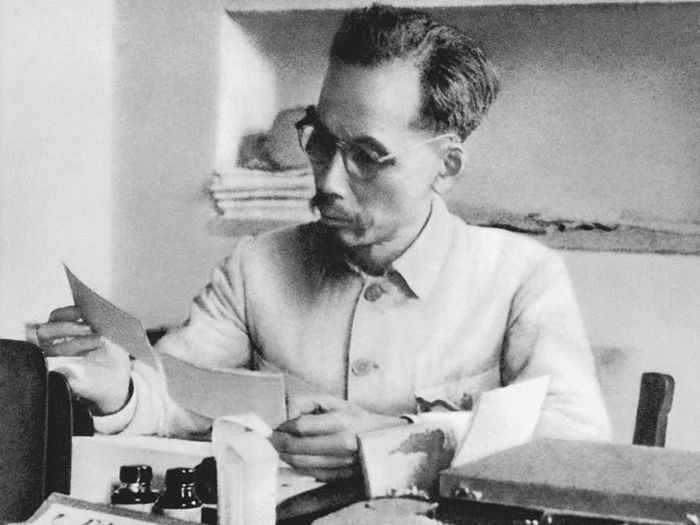 Chủ tịch Hồ Chí Minh làm việc tại Bắc Bộ Phủ năm 1946. Ảnh: hochiminh.vn