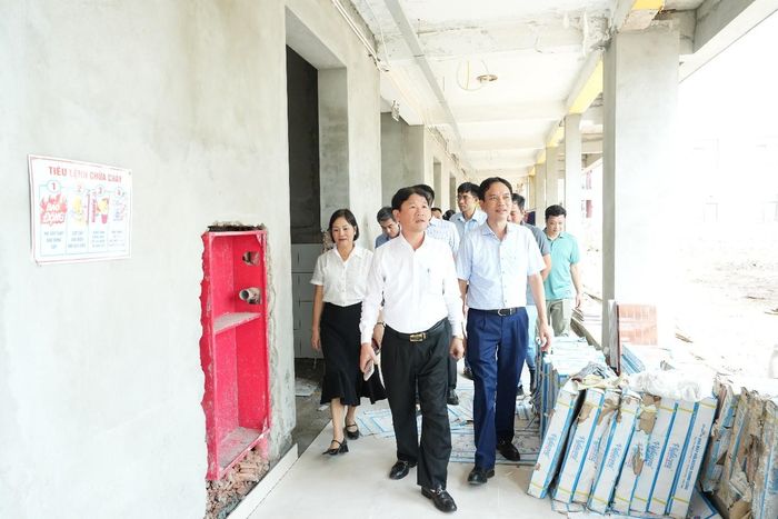 Đoàn công tác kiểm tra các hạng mục đã và đang thi công. Ảnh: Vân Thư