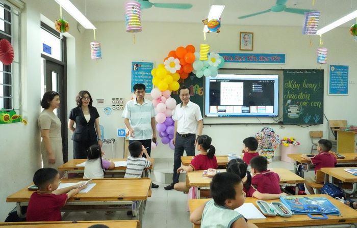 Chủ tịch UBND xã Thuận An Nguyễn Tuấn Khanh (bên phải) kiểm tra cơ sở vật chất tại Trường Tiểu học Thuận An. Ảnh: Vân Thư