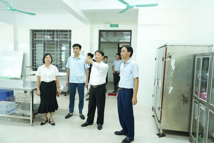 Bí thư Đảng ủy, Chủ tịch HĐND xã Thuận An Trương Văn Học kiểm tra tại Trường Mầm non Ánh Dương, phân hiệu Kim Sơn. Ảnh: Vân Thư