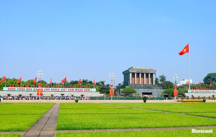 Dòng người thành kính vào Lăng viếng Bác.