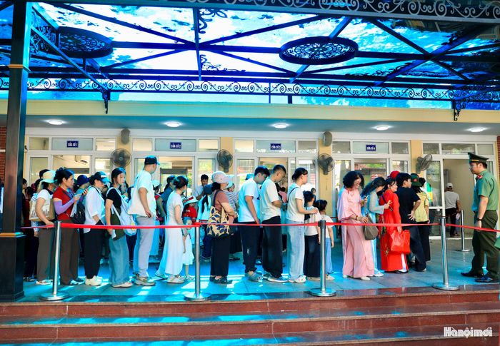 Người dân vào viếng được chia thành nhiều tốp để đảm bảo an ninh, trật tự.