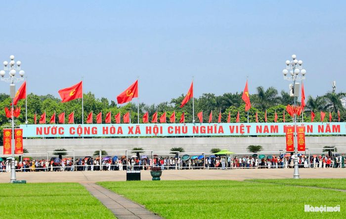 Gần trưa lượng người chờ vào Lăng viếng Bác vẫn rất đông.