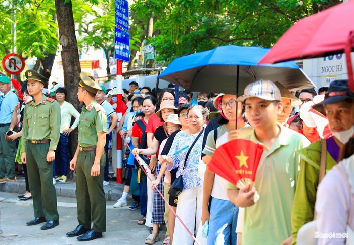 Người dân xếp hàng từ phố Ngọc Hà - phố Ông Ích Khiêm - đường Hùng Vương và điểm cuối là Lăng Chủ tịch Hồ Chí Minh tại Quảng trường Ba Đình.