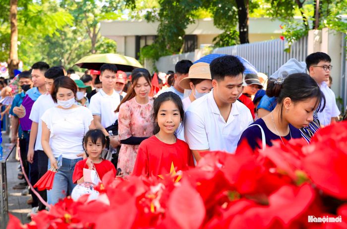 Đây là dịp để người dân bày tỏ lòng thành kính, tri ân vị lãnh tụ kính yêu đã cống hiến cả cuộc đời cho độc lập tự do của Tổ quốc, hạnh phúc của nhân dân.