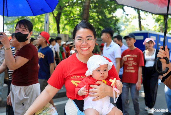 Chị Bùi Thị Thùy (phường Đại Mỗ) chia sẻ: “Tôi rất vui, phấn khởi khi được vào Lăng viếng Bác trong ngày Tết độc lập. Hôm nay là một ngày rất ý nghĩa với 2 mẹ con tôi”.