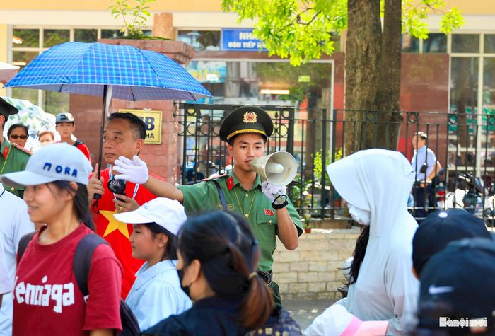 Lực lượng chức năng căng mình điều tiết dòng người.