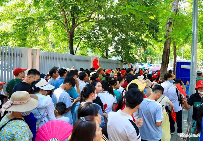 Mặc dù rất đông người đổ về, nhưng ai nấy đều nghiêm túc xếp hàng chờ vào Lăng viếng Bác.