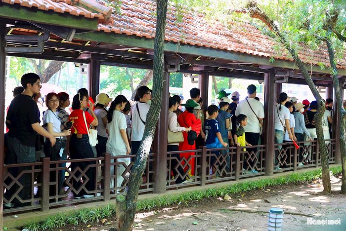 Mọi người tuân thủ nghiêm quy định và theo sự hướng dẫn của lực lượng chức năng.