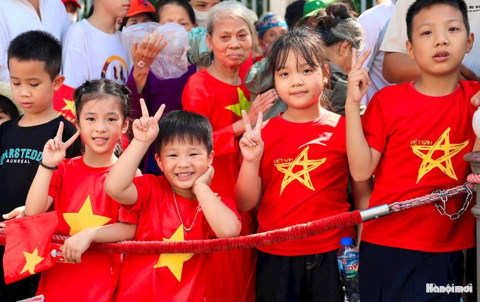 Nét mặt rạng rỡ của các em nhỏ trên đường vào Lăng.