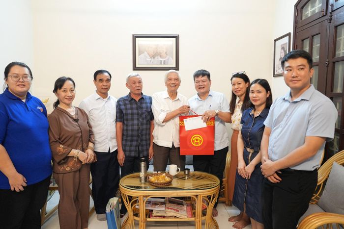 Lãnh đạo phường Văn Miếu - Quốc Tử Giám đến thăm và tri ân nhạc sĩ Doãn Nho nhân kỷ niệm 81 năm Cách mạng Tháng Tám và Quốc khánh 2-9. Ảnh: An Quyên