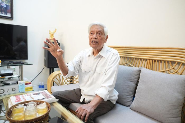 Nhạc sĩ Doãn Nho say sưa kể lại cảm xúc sáng tác ca khúc "Tiến bước dưới quân kỳ". Ảnh: An Quyên