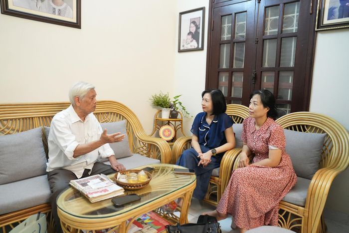 Nhạc sĩ Doãn Nho trò chuyện với phóng viên. Ảnh: An Quyên
