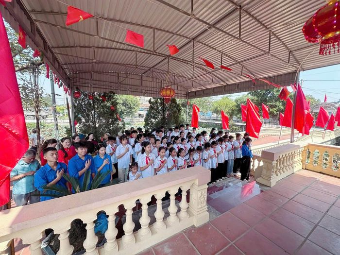 Thanh, thiếu nhi xã Tam Hưng tham dự Lễ chào cờ "Tôi yêu Tổ quốc tôi". Ảnh: Cơ sở