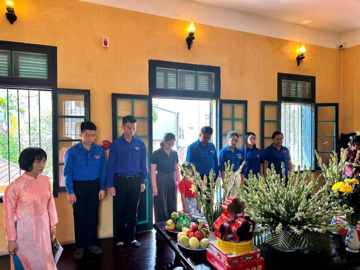 Tuổi trẻ Hà Đông tổ chức Lễ dâng hương tưởng niệm Chủ tịch Hồ Chí Minh tại Khu di tích Nhà Lưu niệm Bác Hồ (làng Lụa Vạn Phúc). Ảnh: Cơ sở