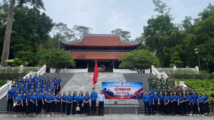 Đoàn xã Bất Bạt đã phối hợp với Đoàn cơ sở 285 tổ chức Lễ chào cờ thiêng liêng ngay tại khu di tích lịch sử K9 Đá Chông. Ảnh: Cơ sở