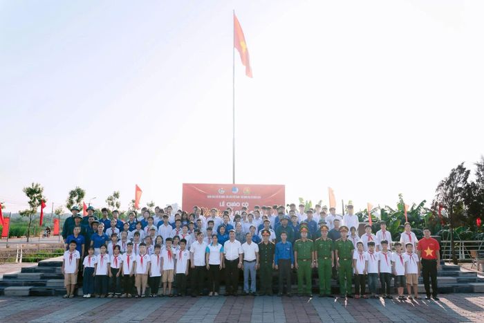 Đoàn xã Minh Châu tổ chức Lễ chào cờ “Tôi yêu Tổ quốc tôi”. Ảnh: Cơ sở