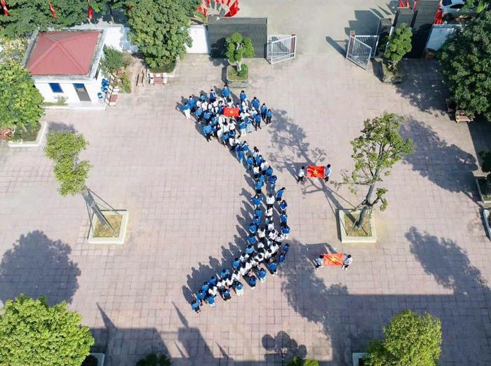 Màn xếp hình bản đồ Việt Nam do đông đảo đoàn viên, thanh thiếu nhi xã Xuân Mai thực hiện. Ảnh: Cơ sở