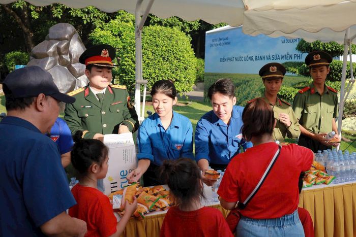 Tuổi trẻ Ba Đình và tuổi trẻ Bộ Tư lệnh Bảo vệ Lăng Chủ tịch Hồ Chí Minh hỗ trợ, hướng dẫn người dân vào Lăng viếng Bác ngày 2-9. Ảnh: Cơ sở