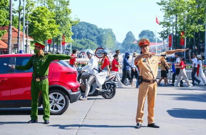 Lực lượng Công an duy trì an ninh trật tự, phân luồng giao thông các tuyến đường phục vụ người dân vào lăng viếng Bác và đêm pháo hoa 2-9. Ảnh: An Diệp