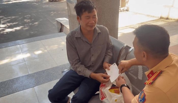 Anh Hà Văn Thạch được giúp đỡ về quê dịp 2-9. Ảnh: Cắt từ clip Đội CSGT số 9