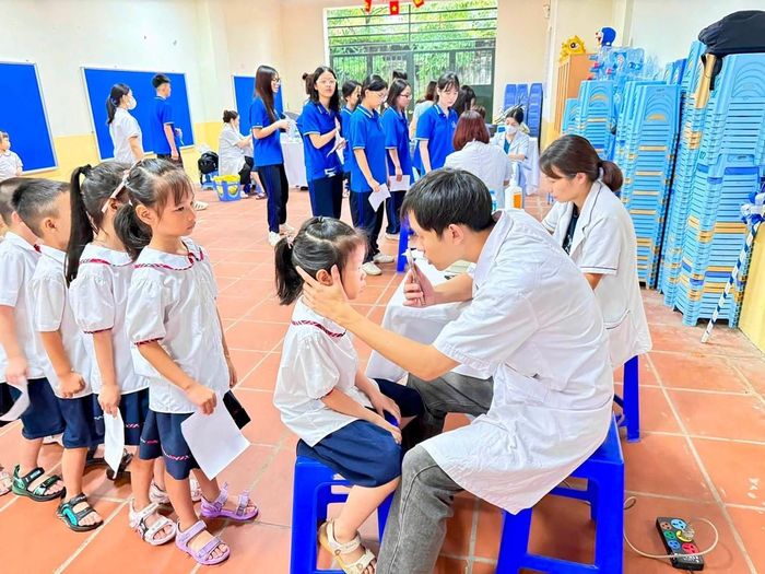Việc chăm sóc sức khỏe học sinh được chú trọng trước ngày khai giảng. Ảnh: CTV