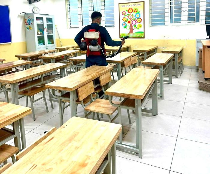 Trường Tiểu học và Trung học cơ sở Chương Dương (phường Hồng Hà) vệ sinh trường lớp trước năm học mới. Ảnh: CTV