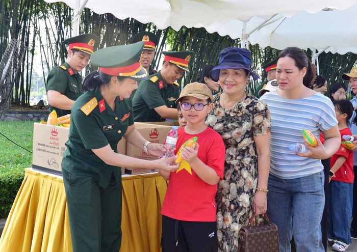 Hà Nội tổ chức tặng 45.000 suất quà cho du khách đến thăm, viếng Lăng Bác. Ảnh: Hoàng Lân