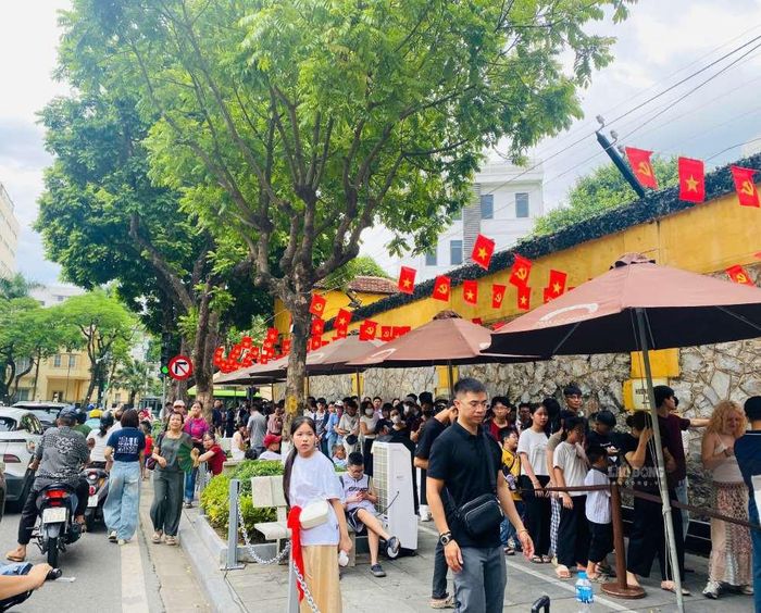 Hàng dài người xếp hàng để tham quan di tích Nhà tù Hoả Lò. Ảnh: H.L