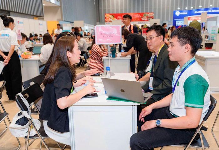 Các hoạt động kết nối trực tiếp giữa các doanh nghiệp Việt và nhà thu mua diễn ra tại các kỳ VIS. Ảnh: Vũ Thành