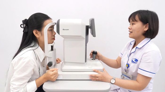 Người dân được khám sàng lọc trước khi quyết định phẫu thuật điều trị tật khúc xạ. Ảnh: Phương Thảo