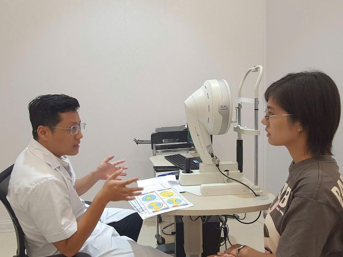 Bác sĩ Đỗ Việt Dũng khám và tư vấn cho chị Nguyễn Hà My. Ảnh: Phương Thảo