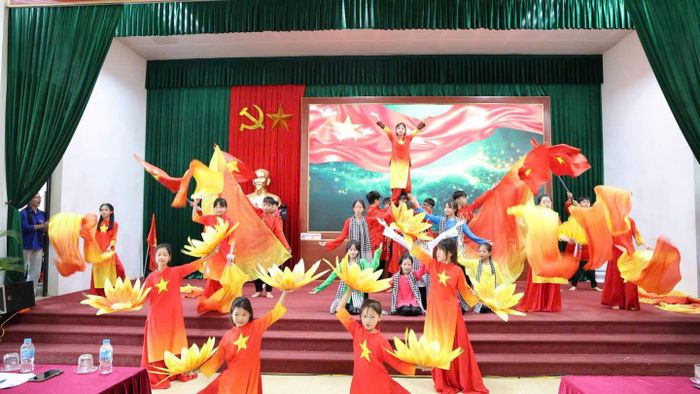 Một tiết mục văn nghệ tại hội thi tuyên truyền ca khúc măng non xã Tam Hưng năm 2026. Ảnh: Bình Minh 