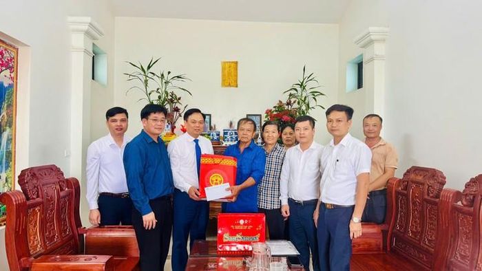 Chủ tịch UBND xã Tam Hưng Bùi Đình Thái đến thăm và trao quà đồng chí Nguyễn Văn Nấu (thôn Thạch Đan), người hoạt động kháng chiến bị địch bắt tù đày. Ảnh: Bình Minh 