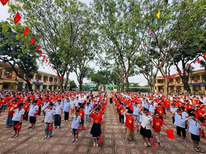 Các trường học trên địa bàn xã Tam Hưng đều tổ chức hoạt động trang trí môi trường lớp học, treo cờ, tạo không gian trang trọng, tràn đầy niềm tự hào dân tộc. Ảnh: Bình Minh 