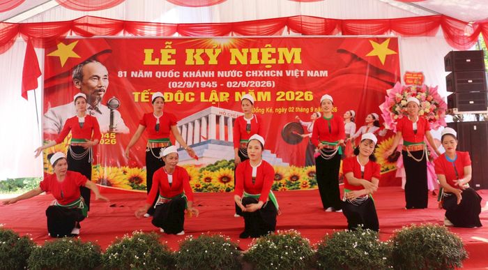 Sau nghi thức chào cờ, người dân thôn Đồng Ké biểu diễn nhiều tiết mục văn nghệ đậm bản sắc của dân tộc Mường. Ảnh: Hồng Đào