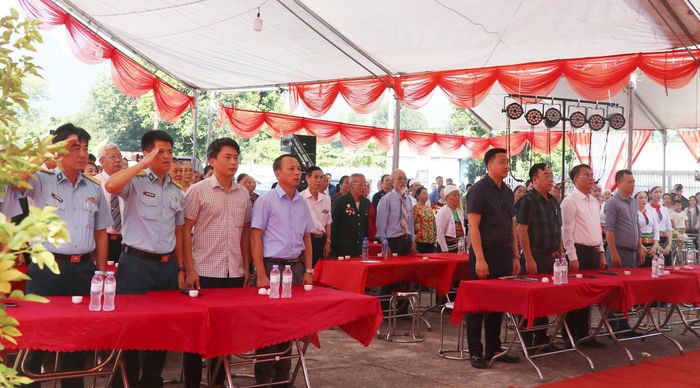 Đại biểu về dự và nhân dân thôn Đồng Ké trang nghiêm tưởng nhớ Chủ tịch Hồ Chí Minh và các Anh hùng liệt sĩ, những người có công dựng xây nền Độc lập của dân tộc Việt Nam. Ảnh: Hồng Đào