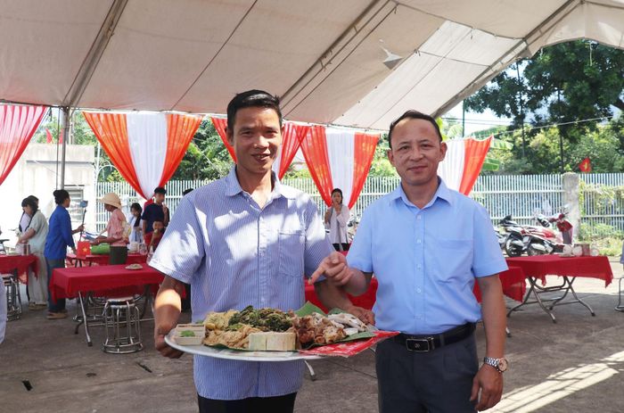 Mâm cỗ Tết Độc lập được người dân Đồng Ké chuẩn bị chu đáo. Ảnh: Hồng Đào