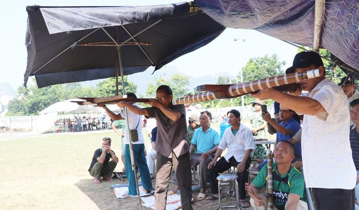 Bắn nỏ - trò chơi dân gian được người dân Đồng Ké duy trì trong ngày hội. Ảnh: Hồng Đào
