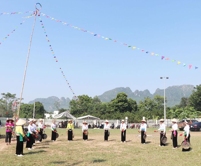 Núi rừng thôn Đồng Ké (xã Trần Phú) rộn vang tiếng cồng chiêng trong Tết Độc lập. Ảnh: Hồng Đào