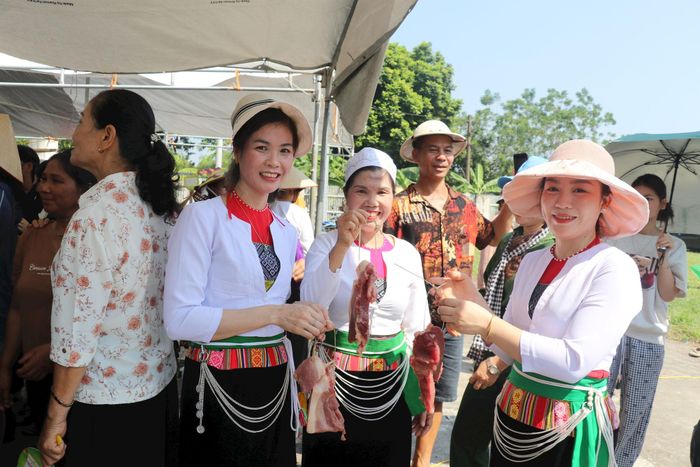 Người dân Đồng Ké với món quà Tết Độc lập. Ảnh: Hồng Đào