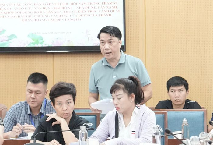 Đại diện UBND phường Ô Chợ Dừa thông tin về chủ trương đầu tư, cơ sở pháp lý, quy hoạch tổng mặt bằng, thông báo thu hồi đất và các chính sách liên quan đến bồi thường, hỗ trợ, tái định cư phục vụ dự án. Ảnh: Hồng Thái