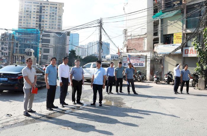 Phó Chủ tịch UBND thành phố Đỗ Anh Tuấn kiểm tra thực địa, yêu cầu đảm bảo an toàn và vệ sinh môi trường trong quá trình giải phóng mặt bằng dự án. Ảnh: Hồng Thái